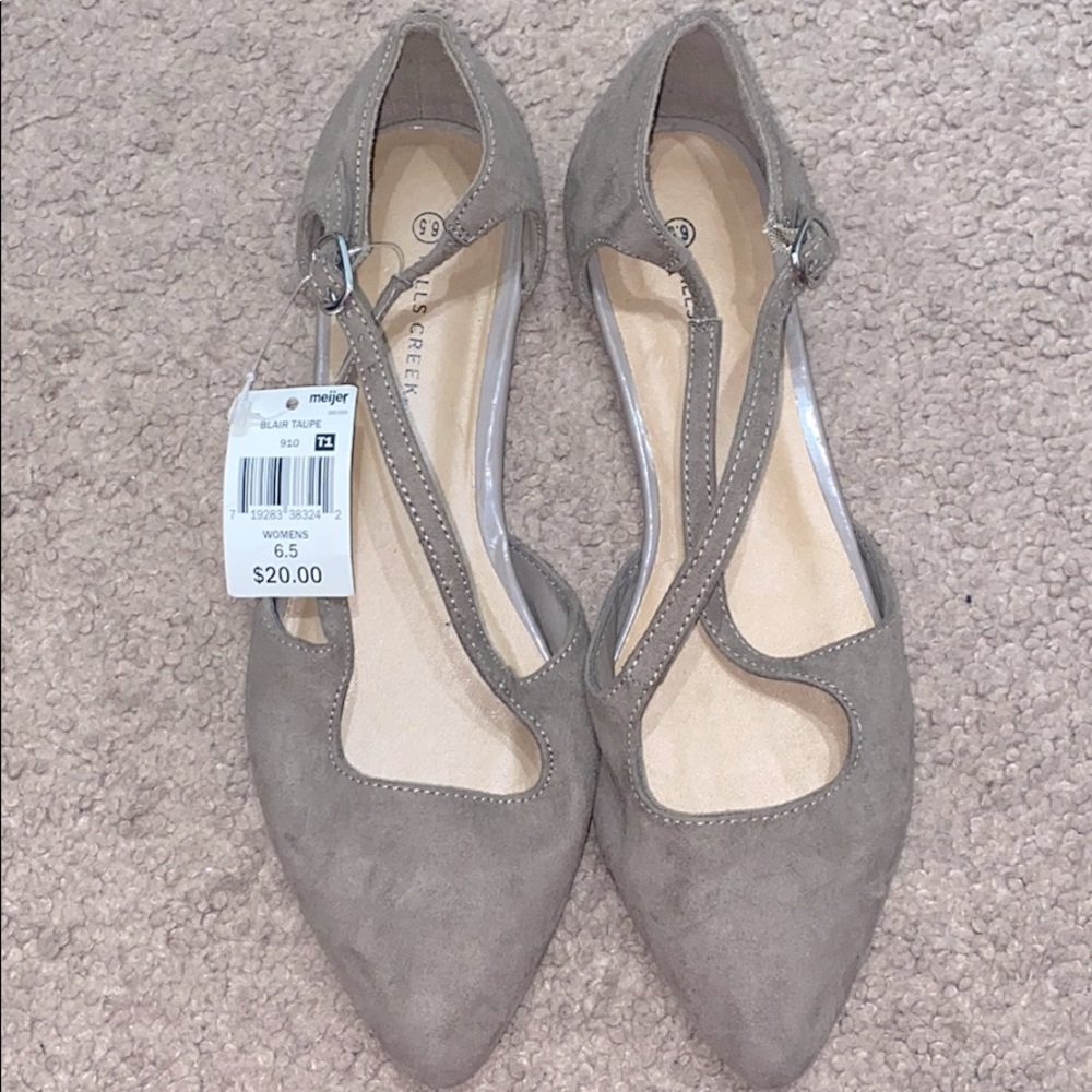 Never worn! Cute, beige ballet flats